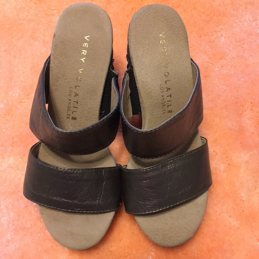 Woman’s VERY VOLATILE wedge sandals